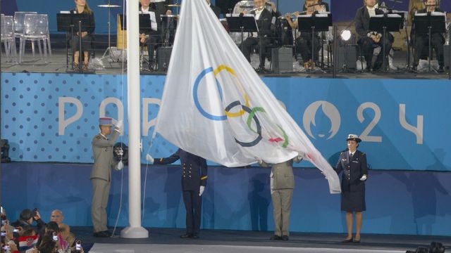 【巴黎奧運】開幕禮升旗時誤將奧運五環旗倒掛 儀式完結仍未修正